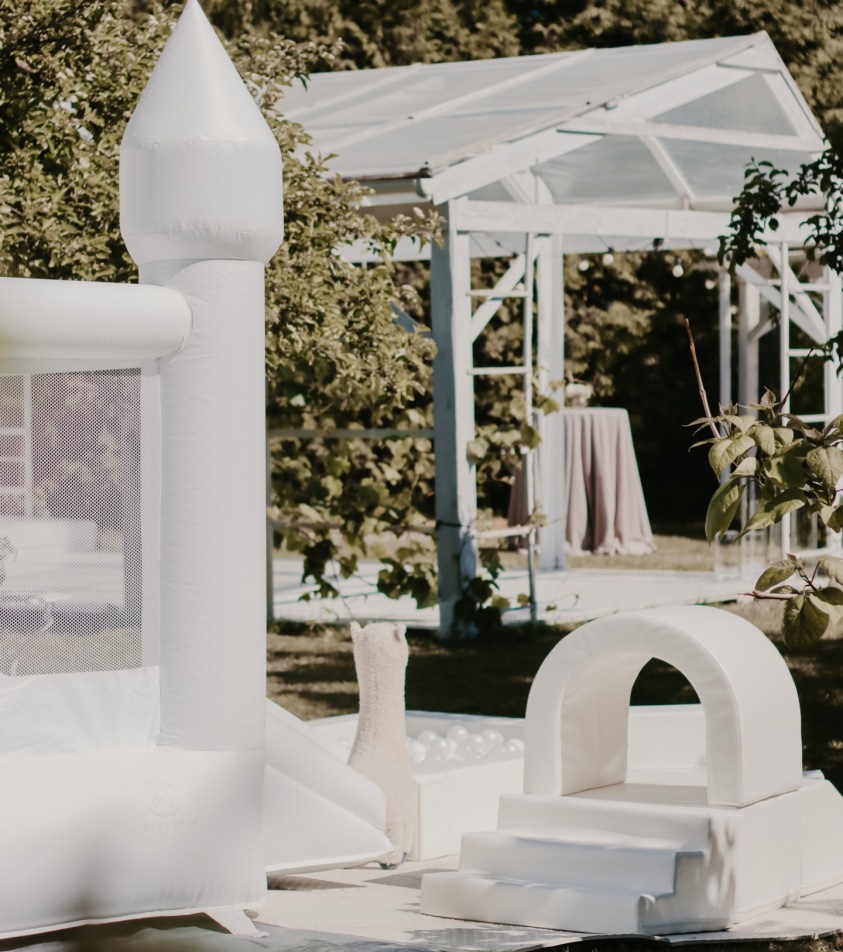 Mūsu baltās un maigās piepūšamās atrakcijas ir lielisks papildinājums jebkuriem svētkiem.