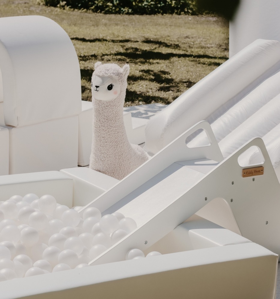 Kāzas – mīlestība gaisā, bērnu smiekli un kopā būšanas prieks. Elmi Play piepūšamās atrakcijas padara šo dienu īpašu, radot neaizmirstamas atmiņas visiem viesiem, neatkarīgi no vecuma.